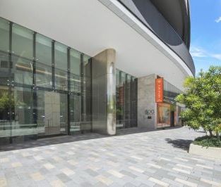 Experience Unrivalled Luxury with Iconic Harbour Views - Photo 3