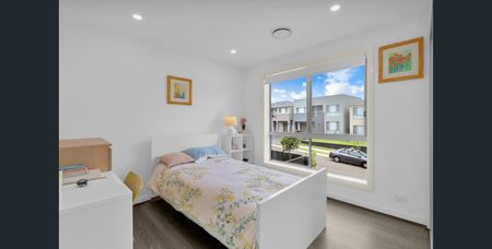 Modern 5-bedroom townhouse with solar-powered living. - Photo 3