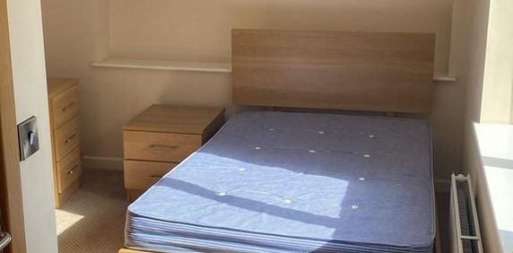 1 bedroom in a flat share to rent - Photo 2