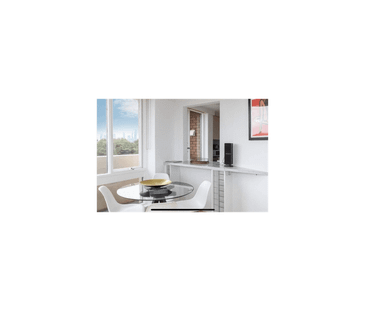 Beautifully Renovated Apartment with Panoramic Albert Park & Bay Views - Photo 3