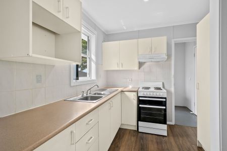 Charming Family Home in - Photo 3