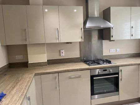 3 bedroom semi-detached house to rent - Photo 5