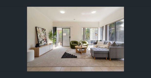 Comfortable Family Living in a Quiet Craigieburn Location - Photo 1