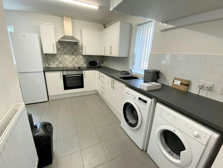 Semi-detached house to rent on - Photo 2