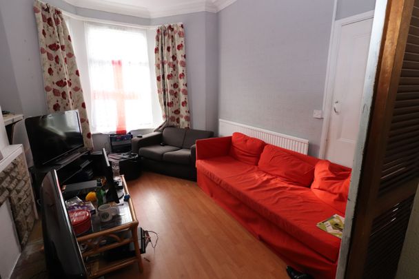 Hazeldene Avenue, Cathays - Photo 1