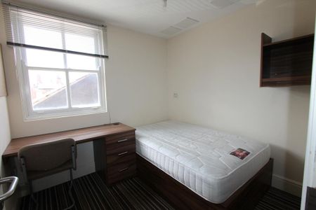 4 bedroom flat to rent - Photo 2