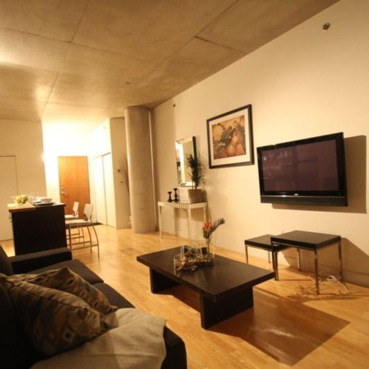 Superbe condo au cœur du vieux Montréal, offert en location complètement meublée avec tout inclus. - Photo 1