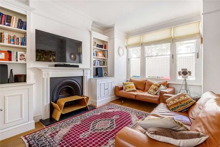 A wonderful four bedroom family home within the Wimbledon Park grid. - Photo 2