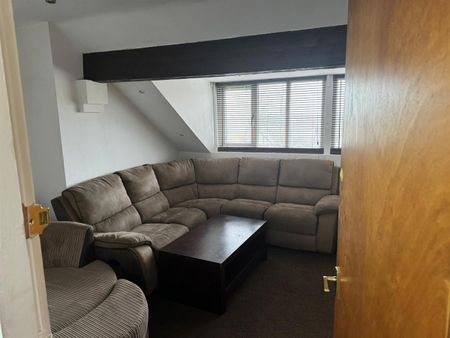 Flat , Green Hill Road, Leeds - Photo 5