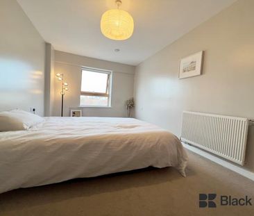 Flooded with natural light with private balcony & gorgeous views - Photo 5