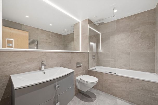 Bright duplex apartment with a roof terrace in Belgravia, SW1W. - Photo 1