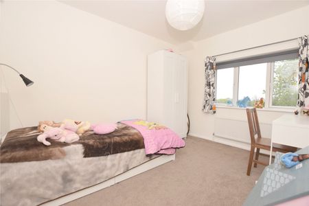 7, King Edward Avenue, Horsforth, Leeds, LS18 4BD - Photo 2