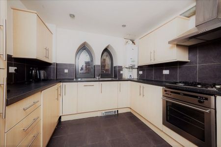 5 bedroom Flat in Kirkstall Lane, Leeds - Photo 4