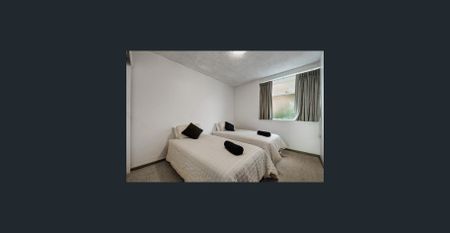 HUGE GROUND FLOOR 2 BEDROOM APARTMENT WITH OFF STREET PARKING - Photo 4