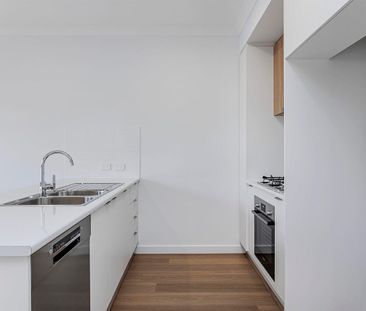 Modern 3 Bedroom Home - Photo 2