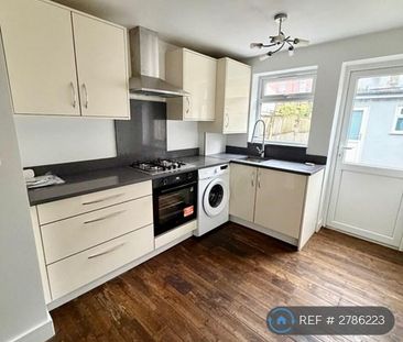 4 bedroom semi-detached house to rent - Photo 5