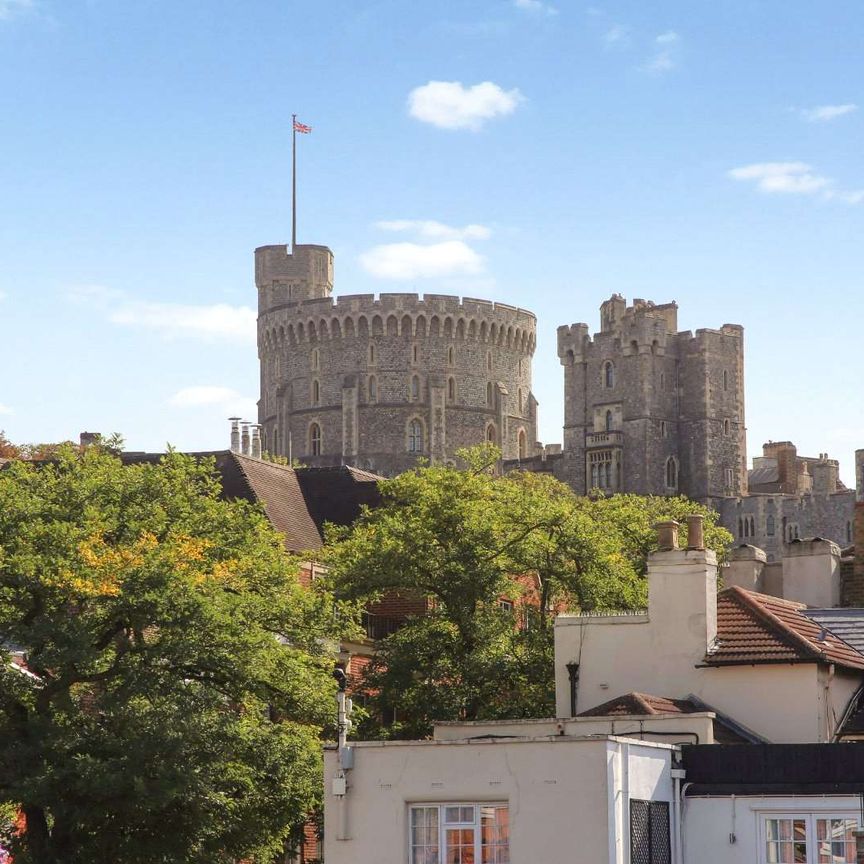 Superb furnished apartment in outstanding riverfront location with views to Windsor Castle over the River Thames. - Photo 1