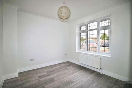 Fontayne Avenue, Romford, RM1 - Photo 2