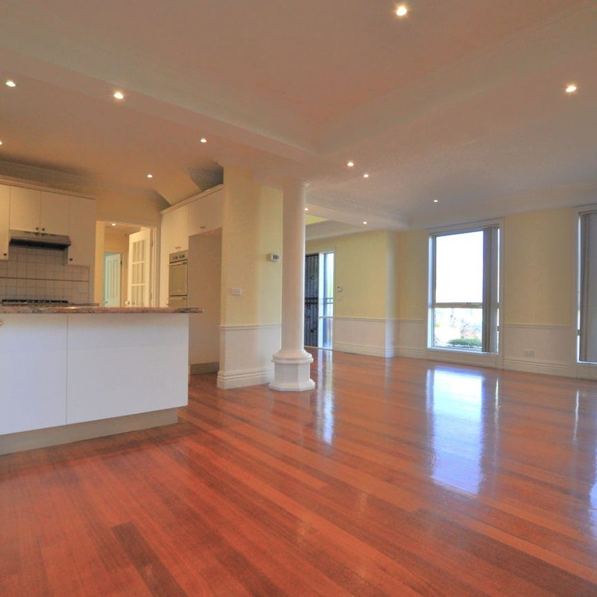 4 Bedroom Townhouse, 2 bathrooms, air conditioning, Double Garage- CITY WIDE REAL ESTATE - Photo 1