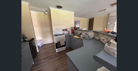 Spacious 4 bedroom home - Photo 5