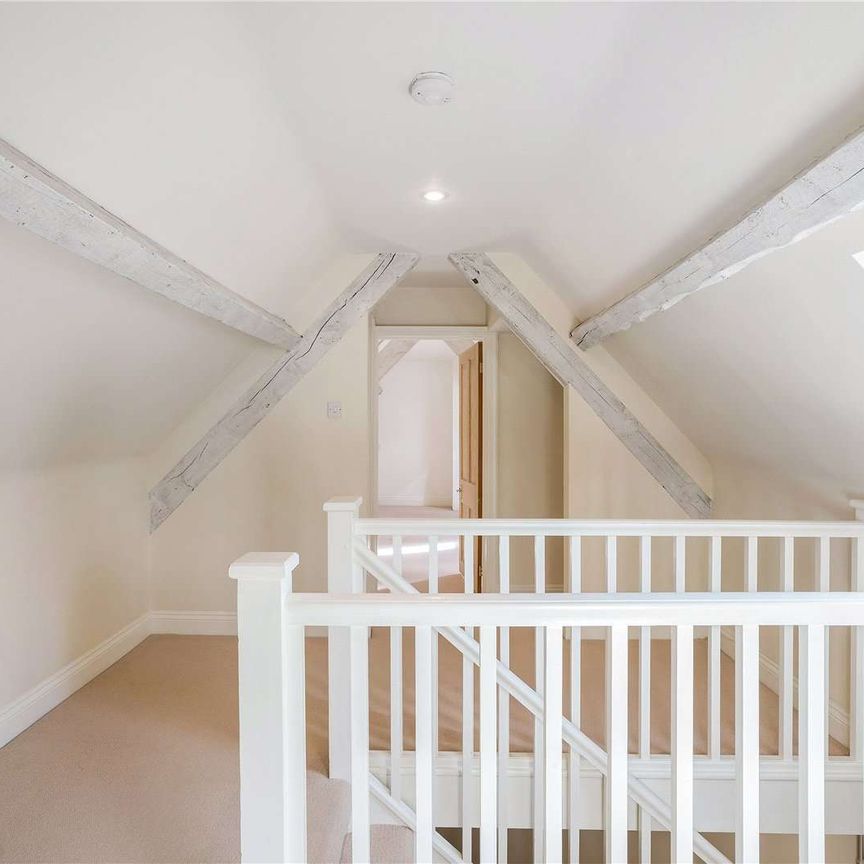 Charming three bedroom cottage in the desirable village of Winson. - Photo 1