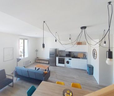 Location / Duplex - Photo 4