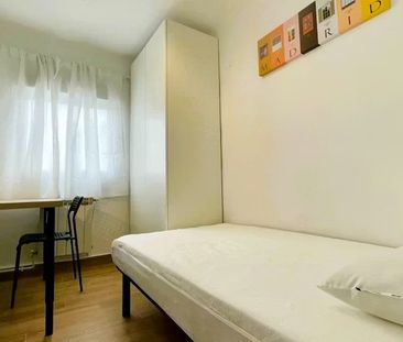 Calle de Mercurio, Madrid, Community of Madrid 28032 - Photo 5