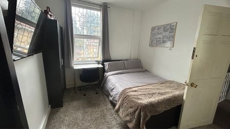 3 Bed Terraced House, London, SE15 - Photo 3