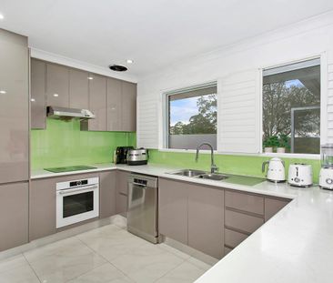 Spacious renovated 3 bedroom apartment style home (upper level only) - Photo 4