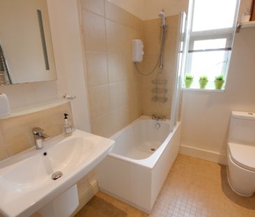 Designer Room | 5 Mins to MediaCity 💚 Room 2 - Double - Photo 5