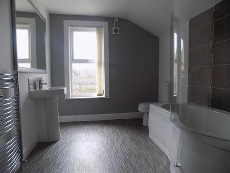 2 bedroom Flat To Let - Photo 5