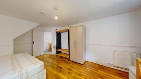 3 bedroom flat to rent - Photo 4