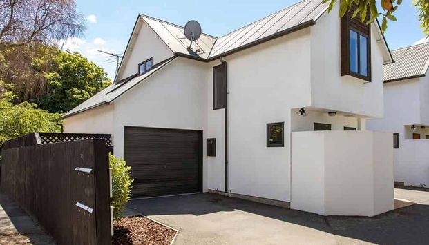 Three Bedroom Townhouse in Prime location! - Photo 1