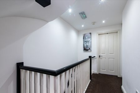 6 Bedroom Student Home! 162pppw 52 Weeks. All Bills included. No fees Room 4 - Photo 5