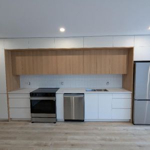 Luxueux 4 ½ neuf avec sous-sol et cour privée à louer - Photo 2