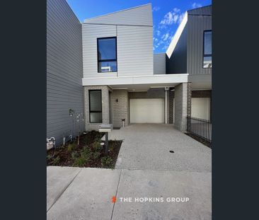 Near new 3-bedroom town house moments from the bay! - Photo 6