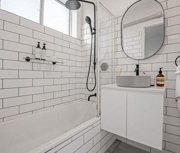 Pet friendly recently refreshed ground floor apartment in a block o... - Photo 4