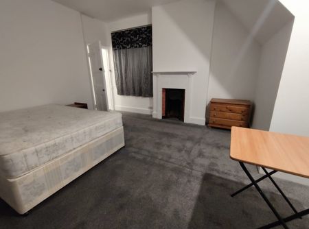 4 Bed Flat, East India Dock Road, E14 - Photo 3