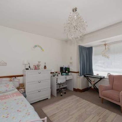 2 bedroom property to rent in Epsom - Photo 1