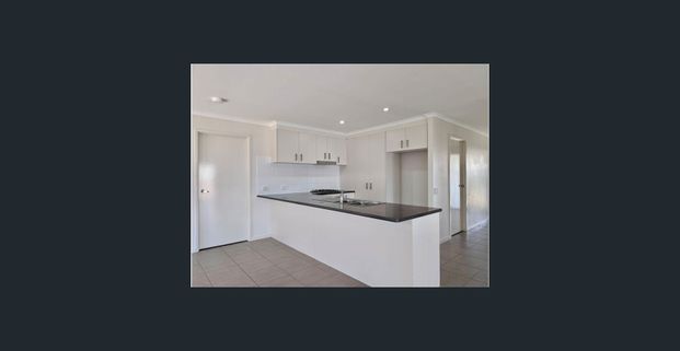 Low maintenance family home with covered outdoor entertaining | Located in prime location - Photo 1