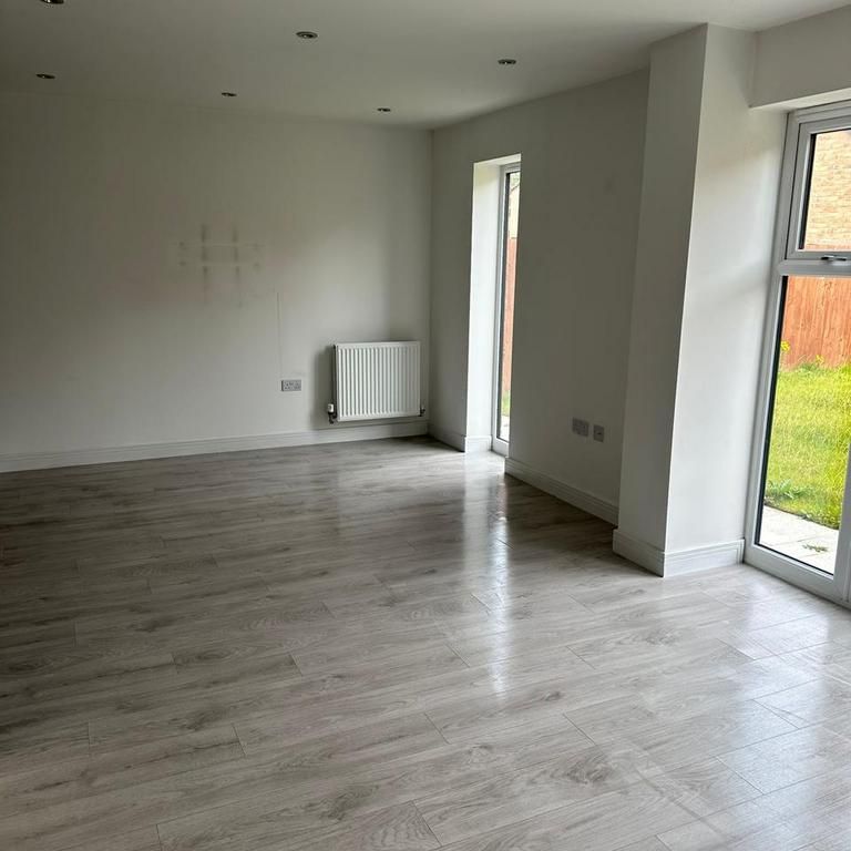 4 bedroom detached house to rent - Photo 1