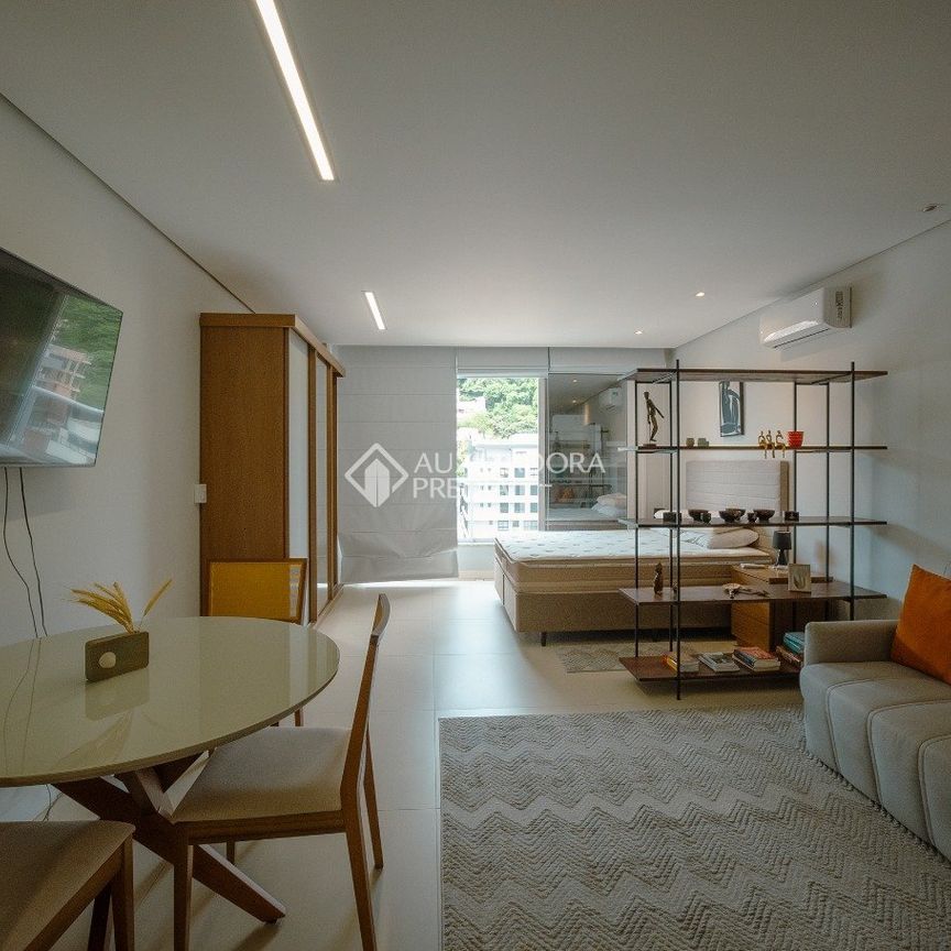Apartamento com 1 quarto e 53m² para alugar em Centro, Florianópolis. - Photo 1