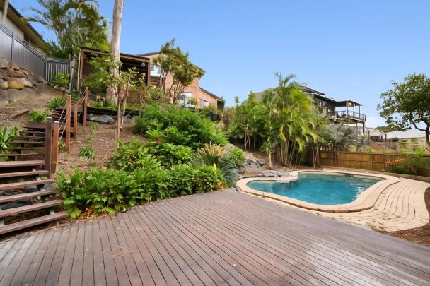 Beautiful 5-bedroom family home with a pool, in a perfect location, Helensvale!! - Photo 1