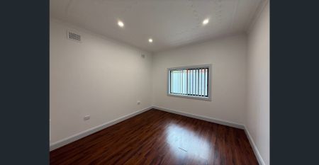 Freshly renovated 3 bedroom home - Photo 5
