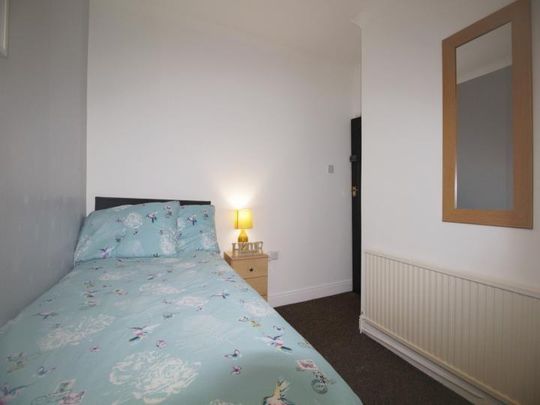 1 bedroom in a house share to rent - Photo 1