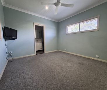 Charming Two-Bedroom Home in a Highly Convenient Location - Photo 2