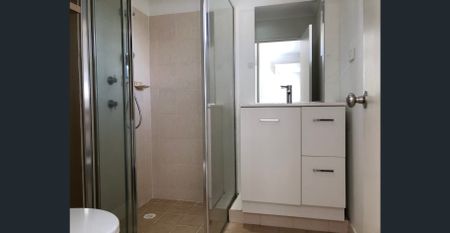 Stylish Renovated Three-Bedroom Townhouse - Photo 4