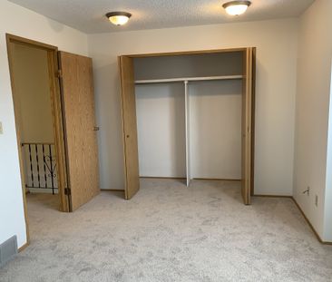 Spacious 3 Bedroom Townhouse in Glendale - Photo 2