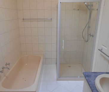 MODERN SINGLE LEVEL UNIT IN A PRIME POSITION - Photo 2