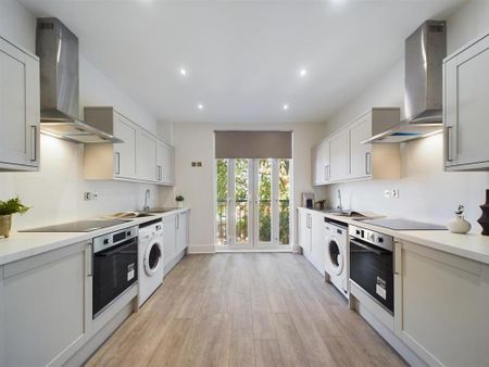 1 bedroom in a house share to rent - Photo 2
